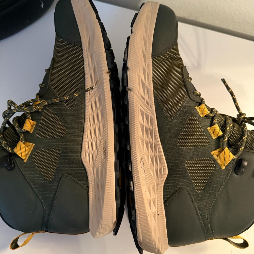 Altra Olive Green Apparel - Picture 5 of 7